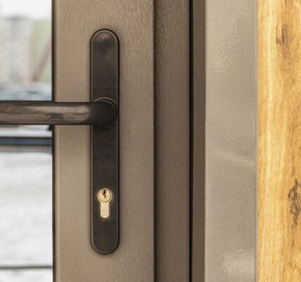 Jak zrozumieć wymiary drzwi zewnętrznych: interpretacja liczb opisujących drzwi wejściowe do domu