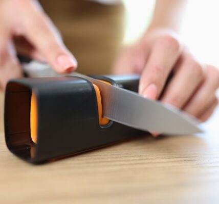 Sposoby na skuteczne ostrzenie noży, dłut, siekier oraz narzędzi ręcznych i elektrycznych do tego celu