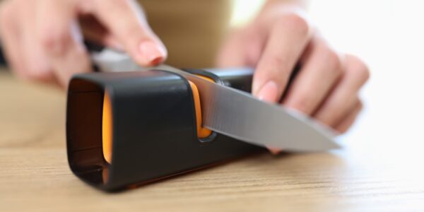 Sposoby na skuteczne ostrzenie noży, dłut, siekier oraz narzędzi ręcznych i elektrycznych do tego celu
